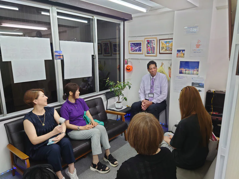 Adamant English Schoolのギャラリーで英会話を楽しむ生徒たち