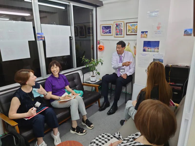 Adamant English SchoolのConversation Salonでリラックスして英会話を楽しむ様子